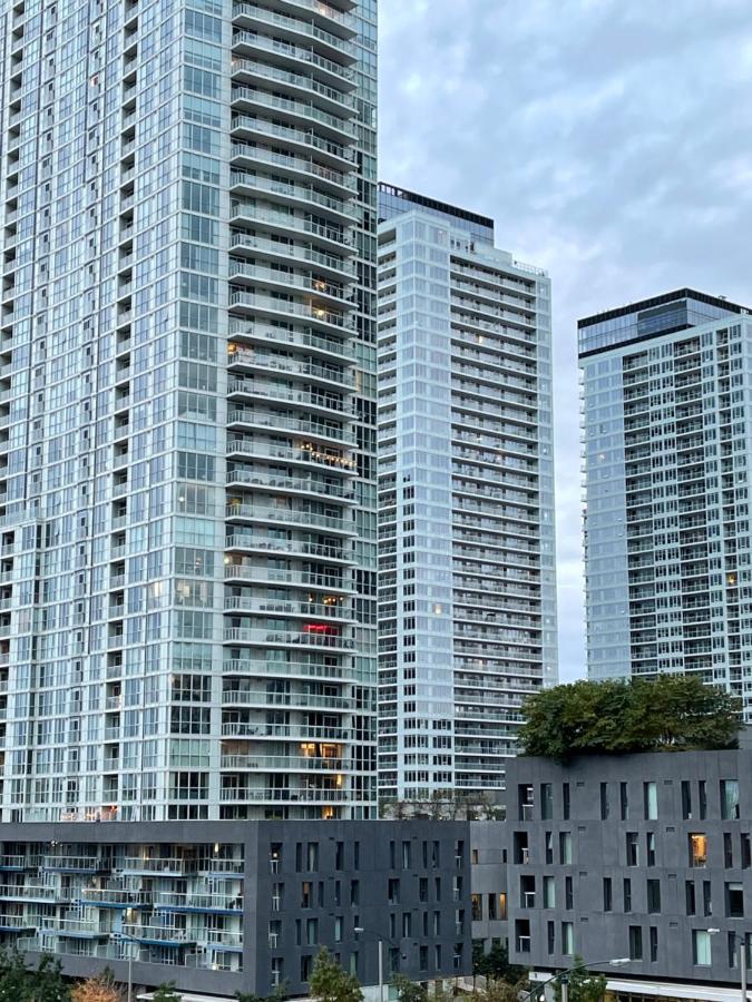 Апартаменты Cozy Open Concept 2Br 2Bath W/Parking -Jays/Cn Торонто Экстерьер фото