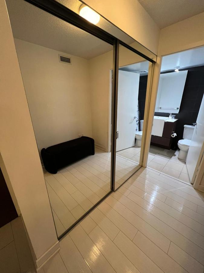 Апартаменты Cozy Open Concept 2Br 2Bath W/Parking -Jays/Cn Торонто Экстерьер фото